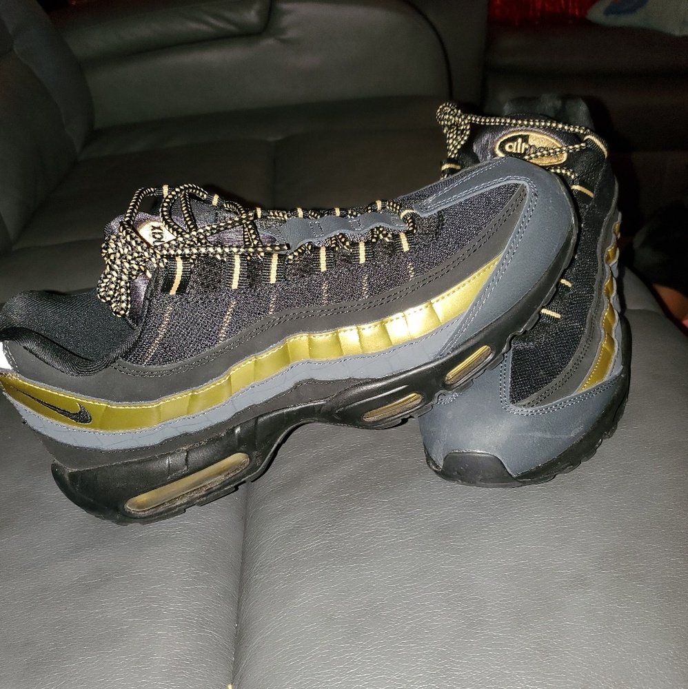 Shoes size 9 & 10 - Picture 5 of 8